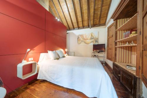a bedroom with a bed and a dresser at Hotel Rural Las Calas in Vega de San Mateo