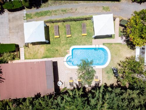 an overhead view of a yard with a swimming pool at Hotel Rural Las Calas in Vega de San Mateo