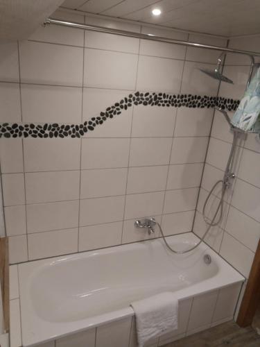 Bilik mandi di Apartment Auszeit mit Küche viel Ruhe und Natur