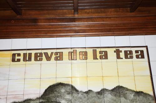 ein Schild an der Seite eines Gebäudes, auf dem steht: in der Unterkunft VACACIONAL LA TEA THE BEST LOCATION and THE BEST VIEWS in Tejeda