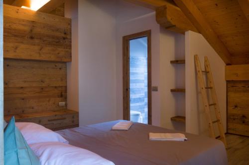 1 dormitorio con 1 cama con escalera y ventana en Pigala Al Drit, en Rivamonte
