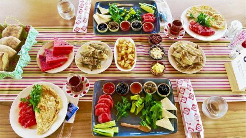 ムーラにあるDedehan Retreat Otelの食べ物の皿が置かれた木製のテーブル