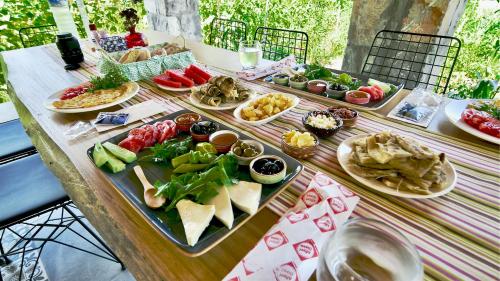 ホテルの敷地内または近くでの食事または食べ物