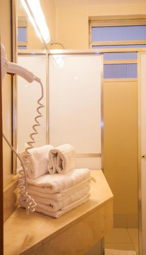 a room with towels on a table with a lamp at Rede Andrade Canada in Rio de Janeiro