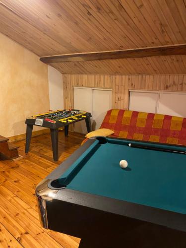 Zimmer mit einem Billardtisch und einem Bett in der Unterkunft Chambres privées dans maison avec grand parc et piscine proche Via Rhona in Andancette