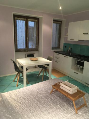 a room with a table and a kitchen with a tablektop at Il Lago Riflesso in Verbania