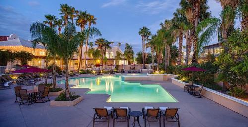 Poolen vid eller i närheten av Crowne Plaza Phoenix - Chandler Golf Resort, an IHG Hotel