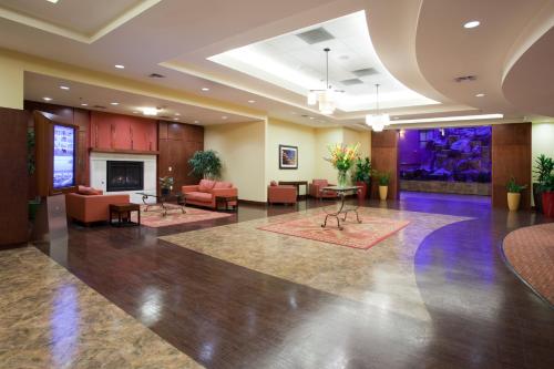 eine Lobby eines Hotels mit Sofas und einem Kamin in der Unterkunft Crowne Plaza Denver International Airport, an IHG Hotel in Denver