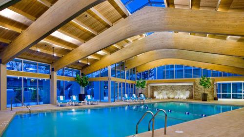 una grande piscina coperta con soffitto in legno di Crowne Plaza Hotel Glen Ellyn/Lombard, an IHG Hotel a Glen Ellyn