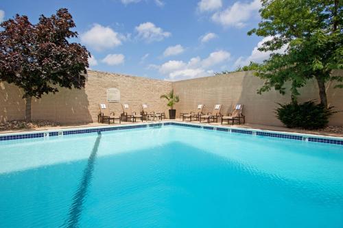 Swimming pool sa o malapit sa Crowne Plaza Hotel and Suites Pittsburgh South, an IHG Hotel