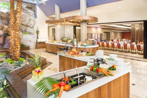 una cocina con frutas y verduras en una barra en Crowne Plaza Hotel Foster City-San Mateo by IHG, en Foster City