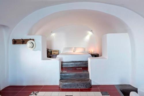 - une chambre blanche avec un lit dans l'établissement Luxury Santorini Villa Secret Escape Villa Private Pool Sea Caldera View 2 BDR Oia, à Thólos