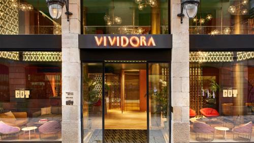 Kimpton Vividora Hotel, an IHG Hotel في برشلونة: مدخل لمبنى عليه لافته