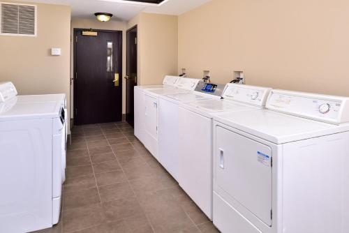 A kitchen or kitchenette at Staybridge Suites O'Fallon Chesterfield, an IHG Hotel