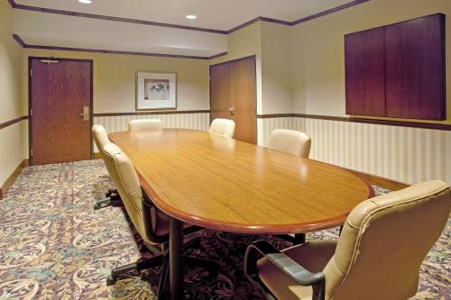 Бизнес-центр и/или конференц-зал в Staybridge Suites Albuquerque North by IHG