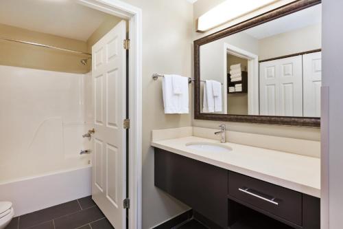 Bathroom sa Staybridge Suites Detroit-Utica, an IHG Hotel