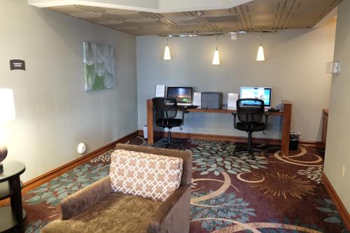 TV a/nebo společenská místnost v ubytování Staybridge Suites Irvine East/Lake Forest by IHG
