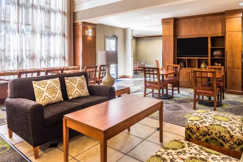 Lounge nebo bar v ubytování Staybridge Suites Las Cruces, an IHG Hotel