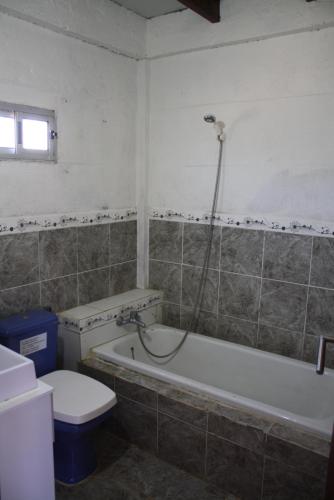 Ένα μπάνιο στο Posada Hostel La Piedra Mística