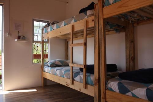 Ένα ή περισσότερα κρεβάτια σε δωμάτιο στο Posada Hostel La Piedra Mística