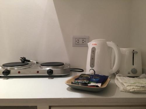 um balcão de cozinha com uma torradeira, uma torradeira e uma torradeira em Amplio,cómodo,moderno y céntrico monoambiente. em Paraná