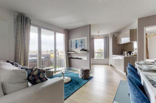 un salon avec un canapé et une table dans l'établissement Bedland, à Bailly-Romainvilliers