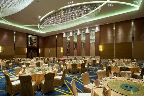 a large banquet hall with tables and chairs at Crowne Plaza Tianjin Binhai by IHG in Tianjin