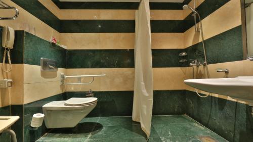 Ένα μπάνιο στο Crowne Plaza Hamra Beirut by IHG