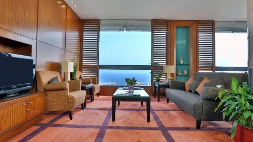 Μια τηλεόραση ή/και κέντρο ψυχαγωγίας στο Crowne Plaza Hamra Beirut by IHG