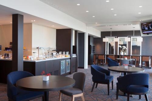 TV a/nebo společenská místnost v ubytování Crowne Plaza Geneva by IHG