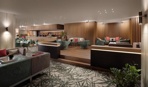 Area soggiorno di Crowne Plaza Athens City Centre by IHG