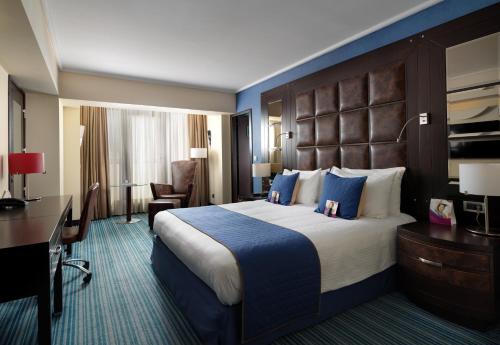 Letto o letti in una camera di Crowne Plaza Athens City Centre by IHG