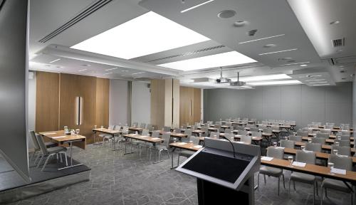 Zona business o sala conferenze di Crowne Plaza Athens City Centre by IHG