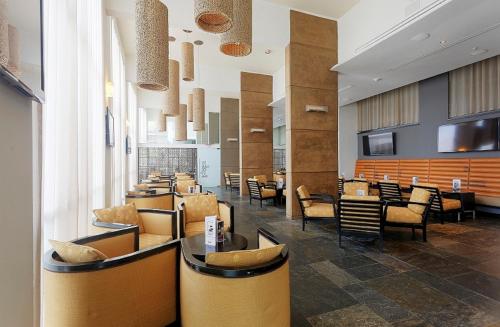 a restaurant with tables and chairs in a room at Crowne Plaza Villahermosa by IHG in Villahermosa