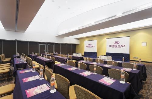 a room with tables and chairs with bottles of wine at Crowne Plaza Villahermosa by IHG in Villahermosa