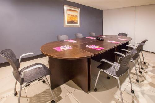 a conference room with a wooden table and chairs at Crowne Plaza Villahermosa by IHG in Villahermosa