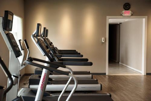 a gym with several treadmills on a treadmill at Crowne Plaza Managua by IHG in Managua