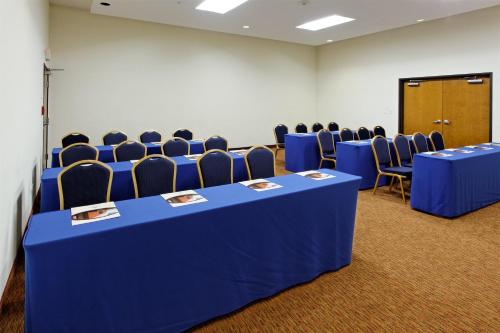 a conference room with blue tables and chairs at Crowne Plaza Monterrey Aeropuerto by IHG in Monterrey