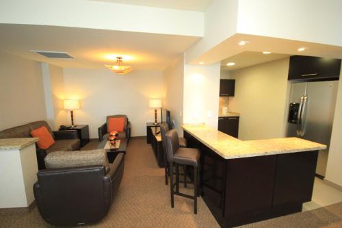 a hotel room with a kitchen and a living room at Crowne Plaza Leon by IHG in León