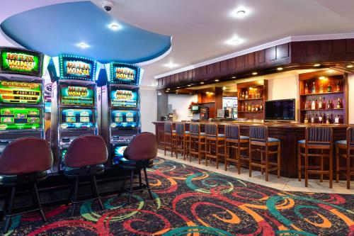 a casino with several slot machines and a bar at Crowne Plaza San Jose La Sabana by IHG in San José