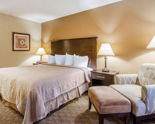 Llit o llits en una habitació de Quality Inn & Suites Greenville I-65