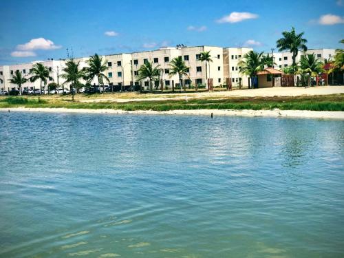 una gran masa de agua frente a un edificio en Apartamento Marina Clube Vista Lagoa, en Cabo Frío