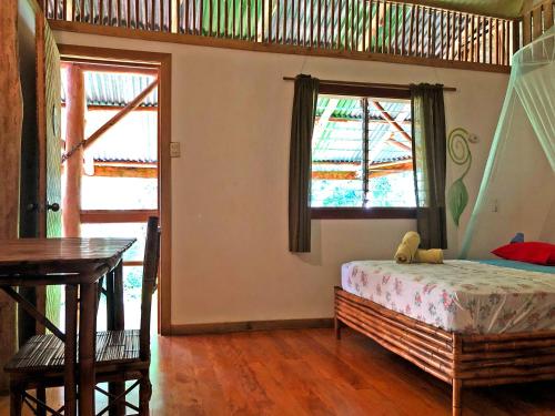 Una cama o camas en una habitación de Cascada Verde Eco Lodge & Hostel