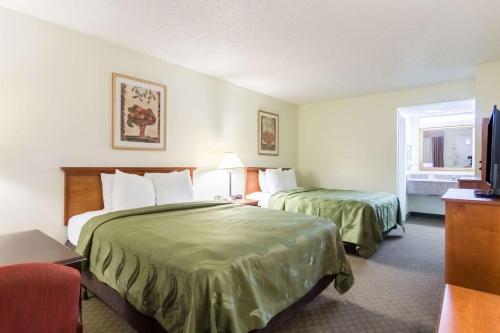 Llit o llits en una habitació de Quality Inn and Suites Alma