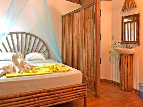 Una cama o camas en una habitación de Cascada Verde Eco Lodge & Hostel