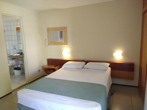 Un ou plusieurs lits dans un hébergement de l'établissement Apartamento Meireles perto feirinha Beira Mar105