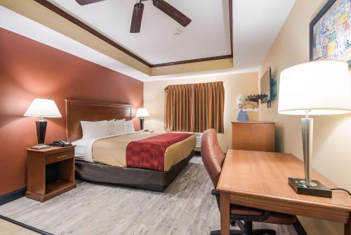 Giường trong phòng chung tại Econo Lodge Inn & Suites Little Rock SW