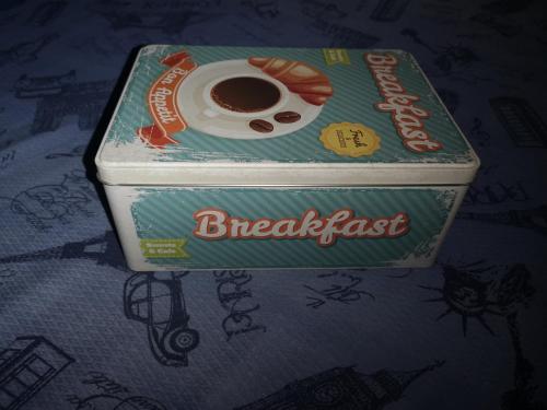 eine Frühstücksbox mit einer Tasse Kaffee in der Unterkunft Nido Dei Gabbiani in Neapel