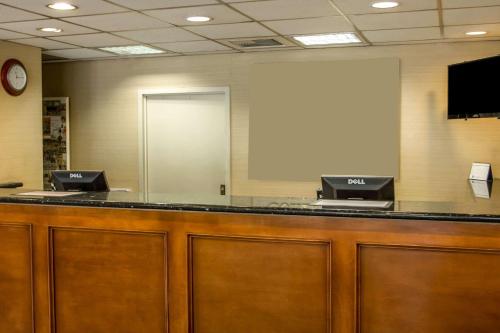Quality Inn Riverside near UCR and Downtownにあるテレビまたはエンターテインメントセンター