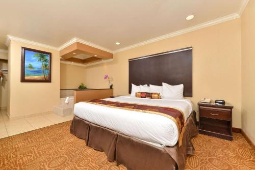 Rodeway Inn San Diego Near SDSUにあるベッド